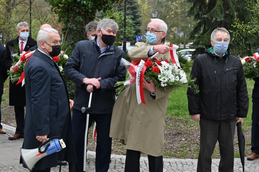 Uroczystości 1 maja w Kielcach. Przed tablicą upamiętniającą powstanie „Solidarności” tradycyjnie złożono kwiaty (ZDJĘCIA)