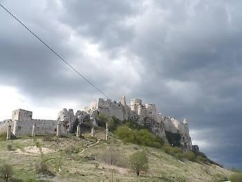 Spiski zamek tworzy całość z trawertynowymi wzgórzami Fot. Agnieszka Szymaszek