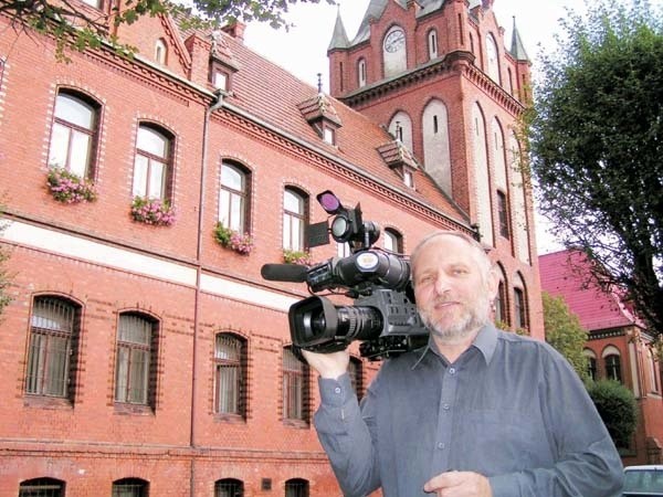 - Nie czuję się winny, bo na 53 sesje byłem na 51 - mówi Adam Buchowski, właściciel jednoosobowej Telewizji BiS.