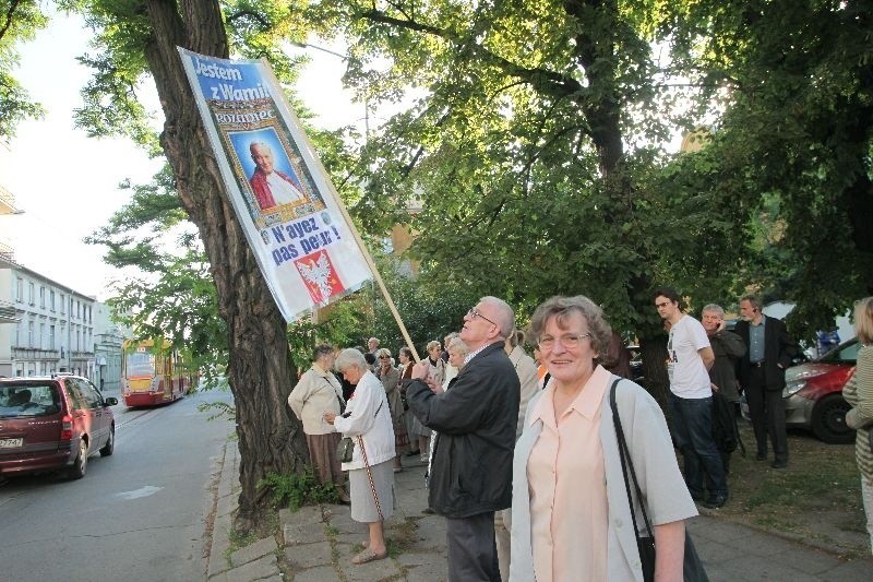 Piekło w Pinokiu: pikiety, modlitwy i wrzaski. Policja na miejscu. "Golgota Picnic" prowokuje 