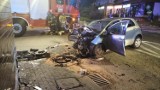 Groźny wypadek w Nowogardzie. Samochód wjechał w budynek