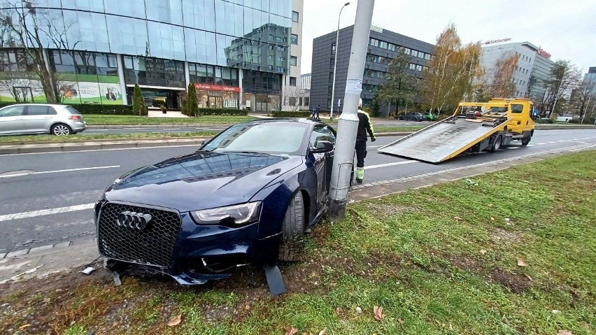 Sportowe audi roztrzaskane na latarni przy pl. Strzegomskim