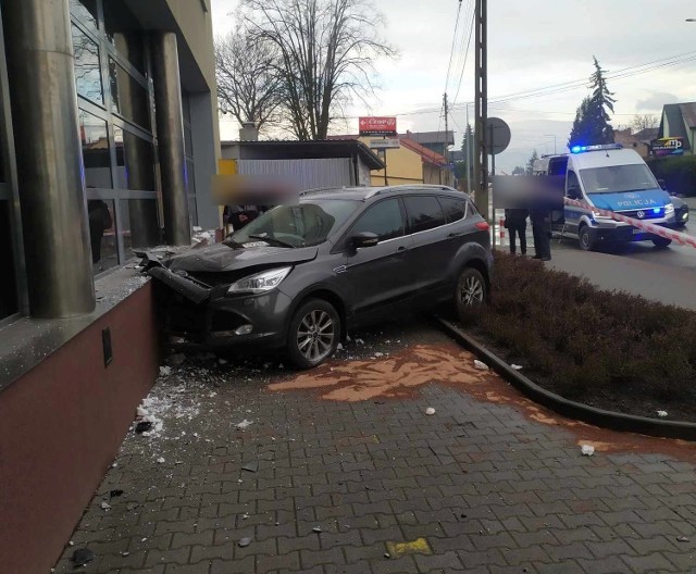 Kierowca forda, który uderzył w budynek ZUS-u w Nowym Sączu, prawdopodobnie zasłabł za kierownicą