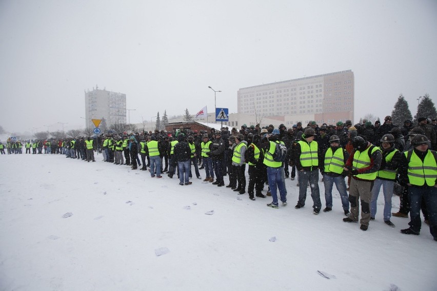 Strajk JSW: Bitwa górników z policją przed siedzibą JSW