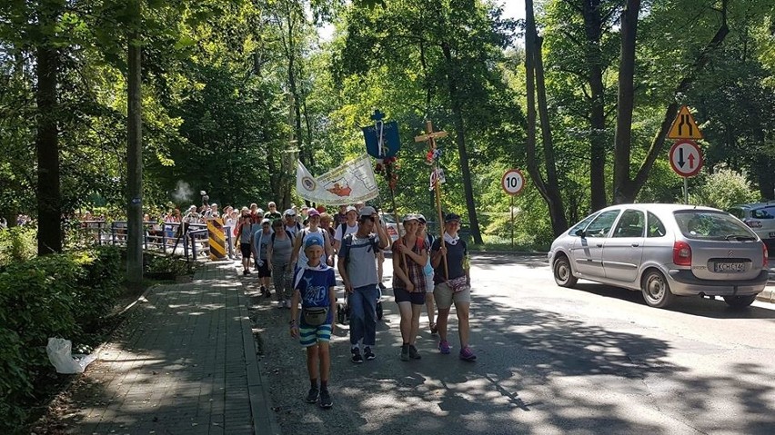 Krakowska pielgrzymka na Jasną Górę już na półmetku [GALERIA] 