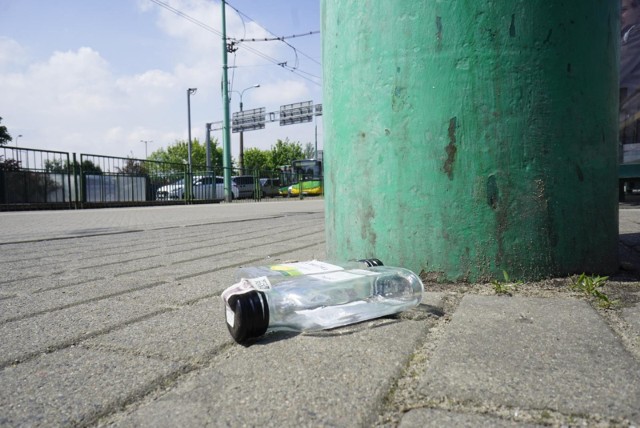 Rząd zapowiedział wprowadzenie podatku od tzw. małpek. Od kwietnia buteleczka może być droższa o 2 zł. Branża wódczana uważa to za nieuprawnione wspieranie branży piwnej. Ale terapeuci uzależnień chwalą.CZYTAJ DALEJ NA NASTĘPNYM SLAJDZIE