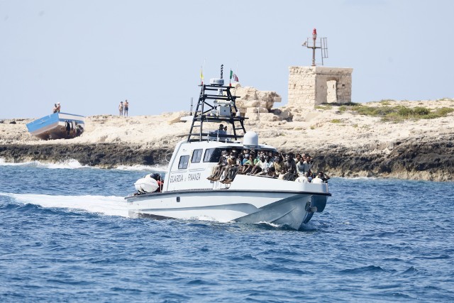 23 rozbitków uratowała włoska straż przybrzeżna. Zdjęcie ilustracyjne