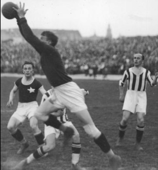 Derby Krakowa, 1931. Piłkę łapie bramkarz Cracovii Jerzy...