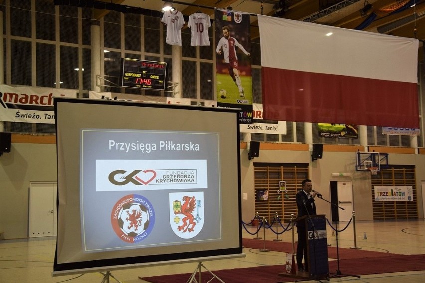 Młodzi piłkarze z Trzebiatowa złożyli uroczystą przysięgę! Wszystko pod patronatem Grzegorza Krychowiaka