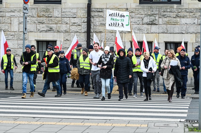 Grupa protestujących rolników na ul. Wały Jagiellońskie w...