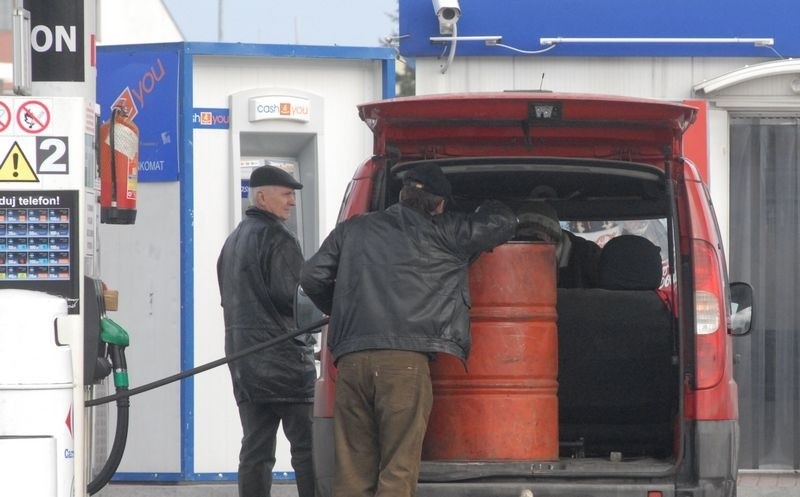 Paliwo - Tankowanie do beczki | Gazeta Pomorska