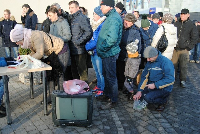 Długa kolejka po choinkę przed Urzędem Gminy we Włoszczowie.  