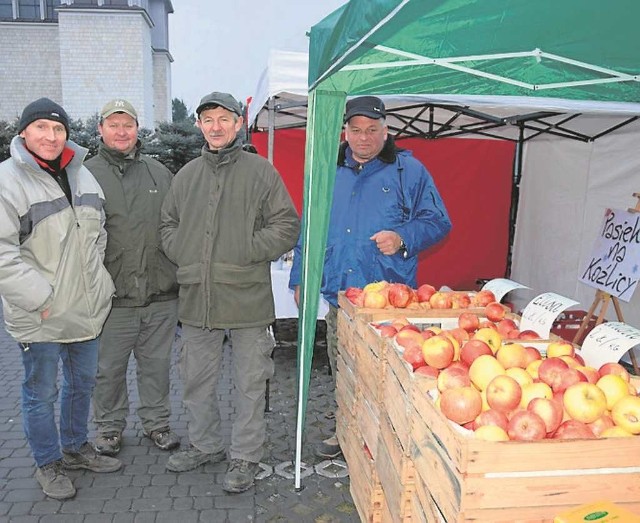Miejscowi sadownicy przyjechali na jarmark z jabłkami i sokami