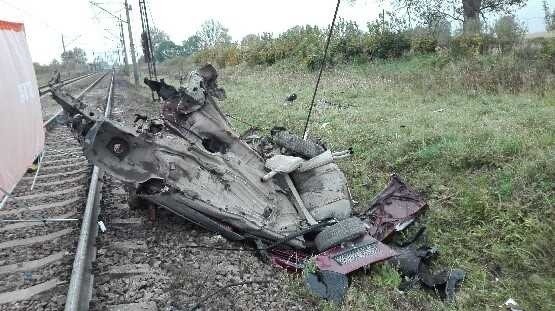 W wypadku pod Wielkim Rychnowem zginął kierowca samochodu osobowego. Na miejscu pracują strażacy z czterech zastępów PSP.