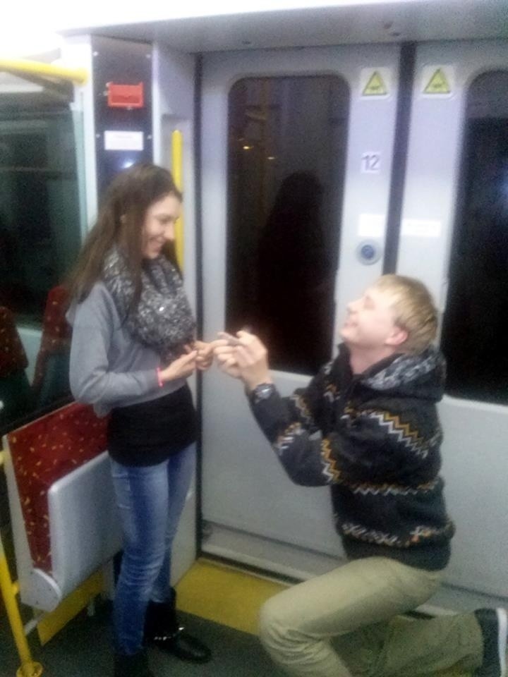 Niezwykłe zaręczyny w pociągu Kolei Dolnośląskich