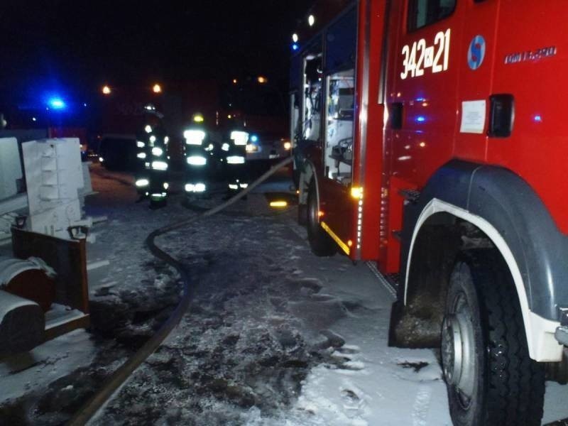 Nowy Sącz. Ogień w zakładzie przy Jana Pawła II. W akcji brało udział aż 34 strażaków [ZDJĘCIA]