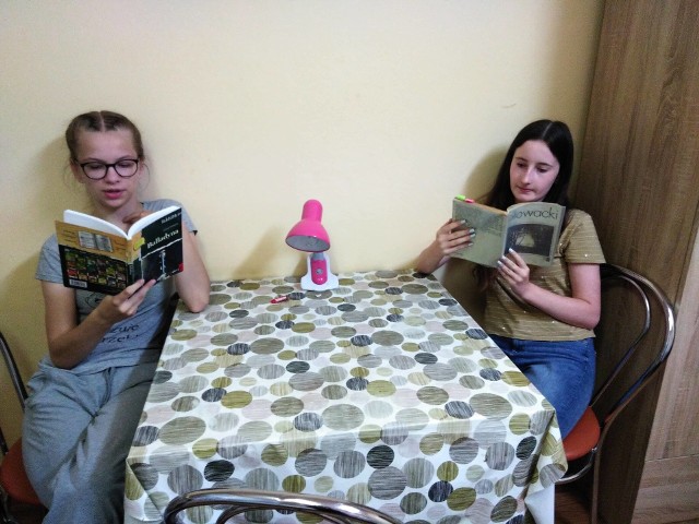 Uczennice, mieszkanki starachowickiej bursy, czytają „Balladynę” Juliusza Słowackiego