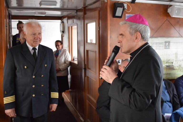 Wiślana majówka z biskupem Krzysztofem Nitkiewiczem w Sandomierzu. Na pokładzie statku była wspólna modlitwa i śpiew. Zobacz zdjęcia