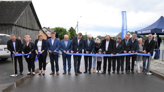 Z udziałem mieszkańców i zaproszonych gości uroczyście otwarto przebudowaną drogę powiatową prowadzącą przez miejscowość Dołki (gm. Turośń Kościelna).