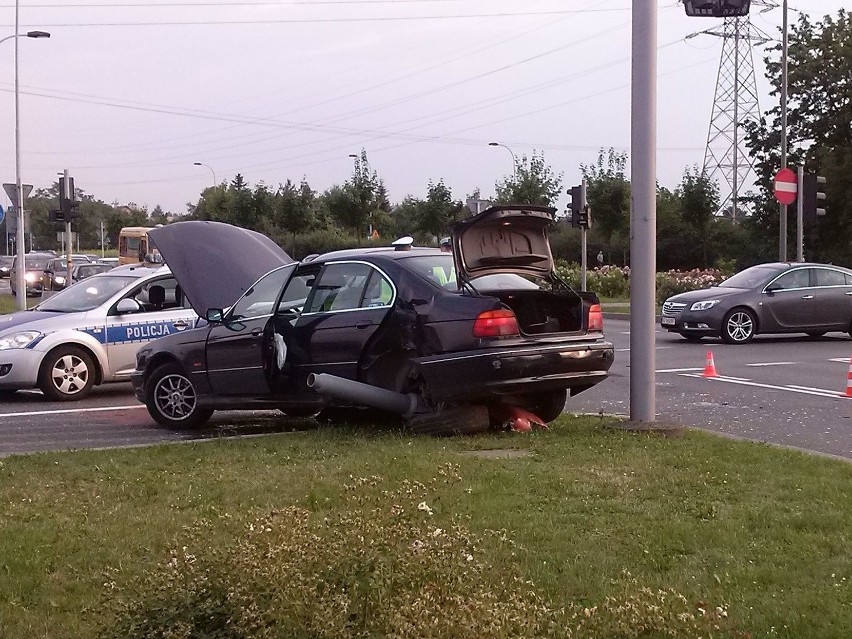 BMW i autobus MPK zderzyły się na skrzyżowaniu w Rzeszowie [FOTO]