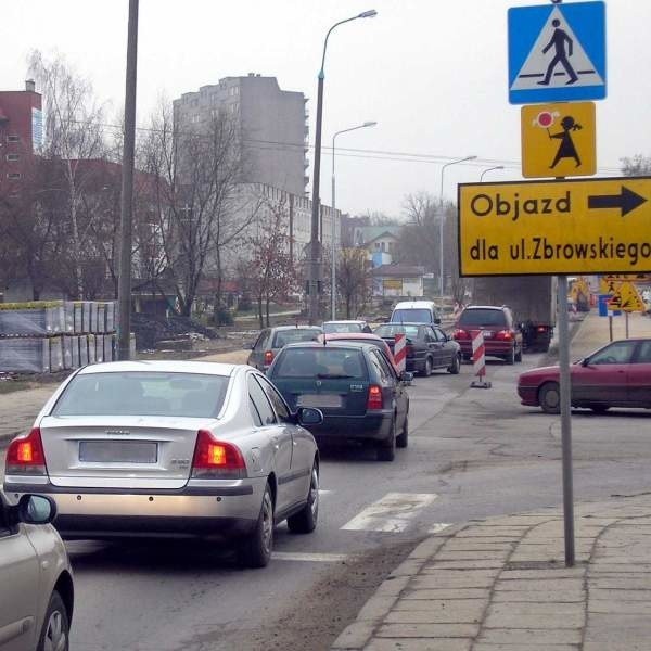 Objazdy ulicy Zbrowskiego są oznakowane żółtymi tablicami. W...