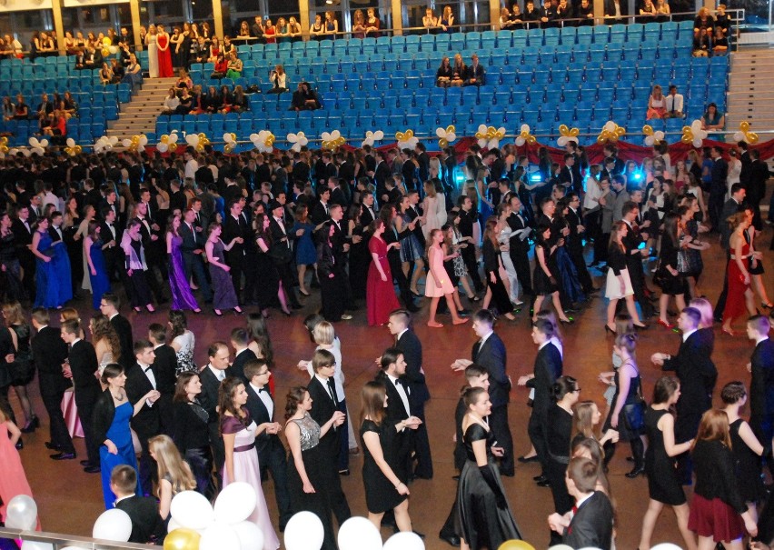 1200 osób bawiło się na Charytatywnym Balu Młodych w hali MOSiR (ZDJĘCIA)