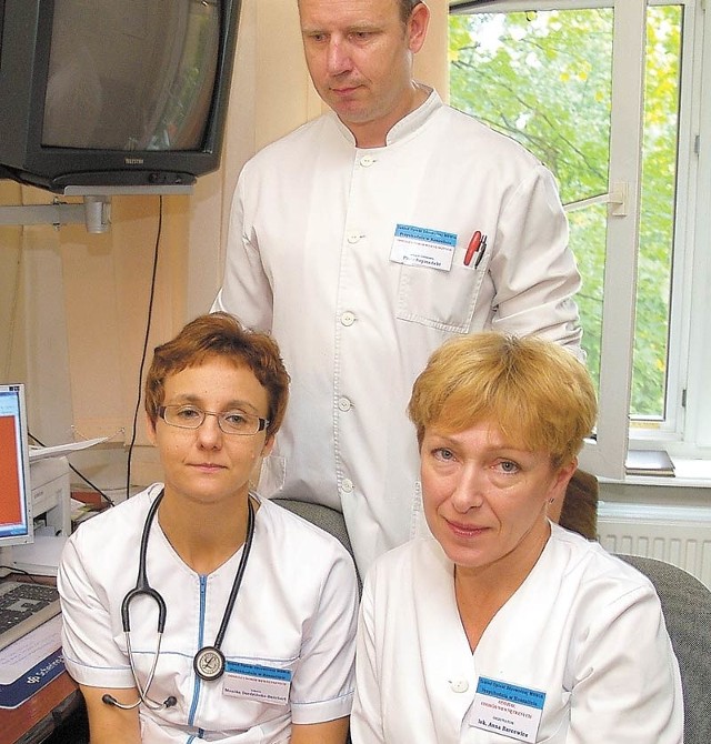 Lekarze z Polikliniki, Monika Dardzińska-Berchert (po lewej), Anna Barcewicz i Piotr Szymański organizują w Koszalinie "Dzień dawcy szpiku&#8221;.