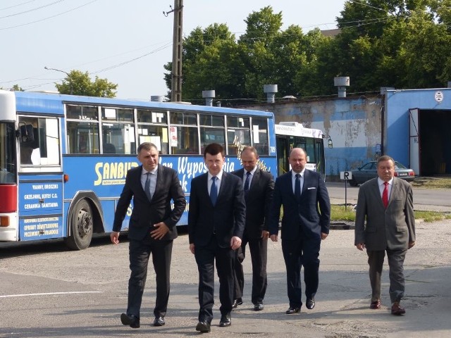 Od lewej: Jarosław Kateusz, Jarosław Górczyński, członkowie Rady Nadzorczej Mariusz Wesołowski, Zbigniew Żak i Józef Grabowski oraz pracownicy przedsiębiorstwa.