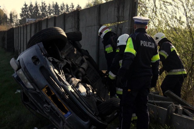 Do wypadku doszło na krajowej "6" w starych Bielicach. Kierowca opla z nieznanych przyczyn stracił panowanie nad pojazdem i wypadł z drogi. Kierowca i pasażer zostali zabrani do szpitala w Koszalinie. 