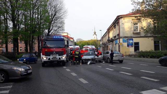 Do wypadku na ul. Dąbrowskiego w Rzeszowie doszło przed godz. 19. - Zderzyły się trzy samochody. Ranna została starsza kobieta, strażacy musieli wyciągnąć ją z samochodu - napisał nasz Czytelnik. Podesłał też zdjęcia z miejsca wypadku.