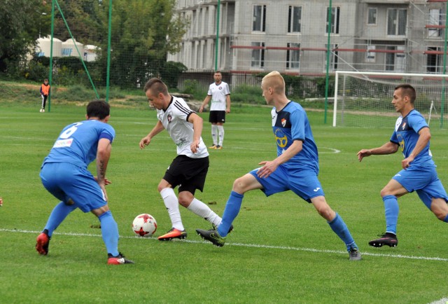 Koszalinianie (w niebieskich strojach) zrewanżowali się garbarzom za jesienną porażkę w Krakowie 1:3