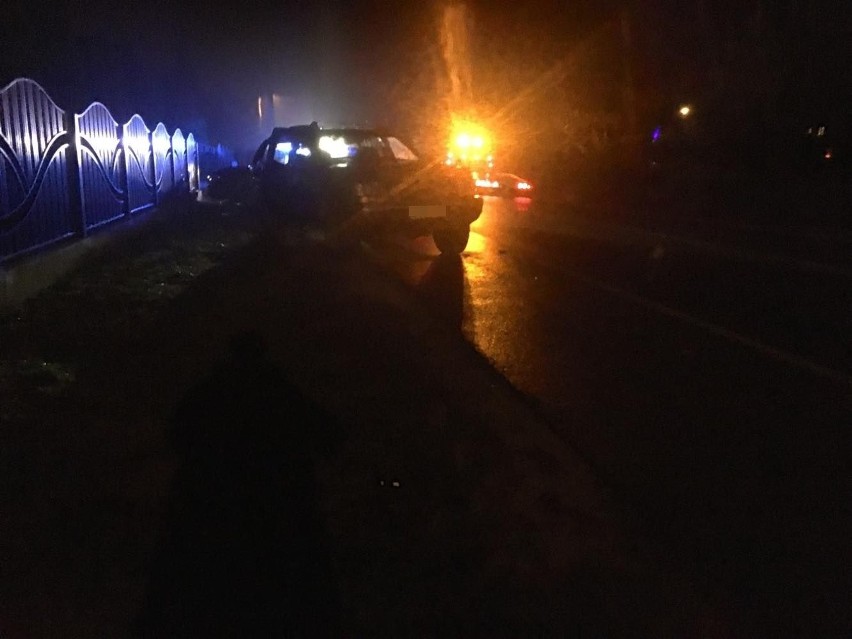 Wypadek w Białobieli: kierowca uciekł z miejsca zdarzenia, zostawiając ranną kobietę [ZDJĘCIA]
