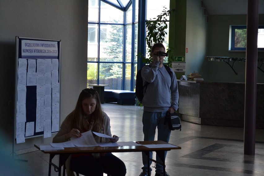 Wybory elektorów na Politechnice Częstochowskiej ZDJĘCIA Studencka komisja nie przyszła na wybory
