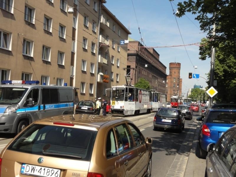 Wrocław: Źle zaparkowany volkswagen blokował przejazd na Podwalu. Auto odholowano
