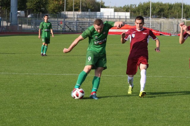 Cezary Demianiuk (z lewej) w ostatnim mecz ŁKS z MKS Ełk zdobył gola i zaliczył asystę.
