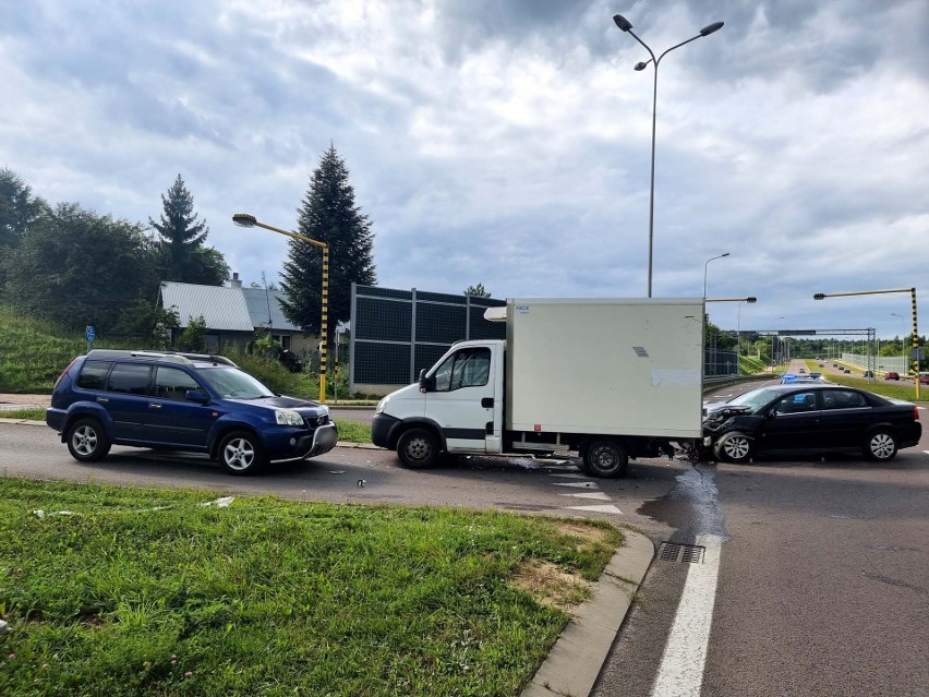 Wypadek w Przemyślu. W zderzeniu trzech samochodów poszkodowana została jedna osoba [ZDJĘCIA]