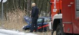 Skoda wpadła w poślizg i dachowała. Ciężarną kobietę zabrał śmigłowiec. Zobacz film