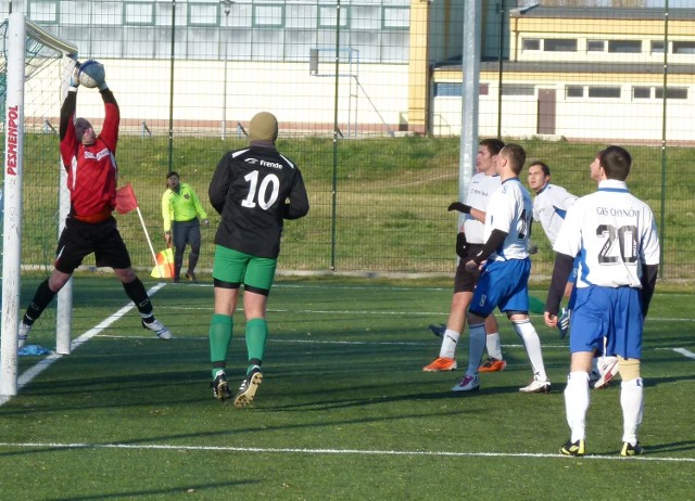 Ekipa GKS Chynów (w biało-niebieskich strojach) pokonała 2:1 GKS Belsk Duży