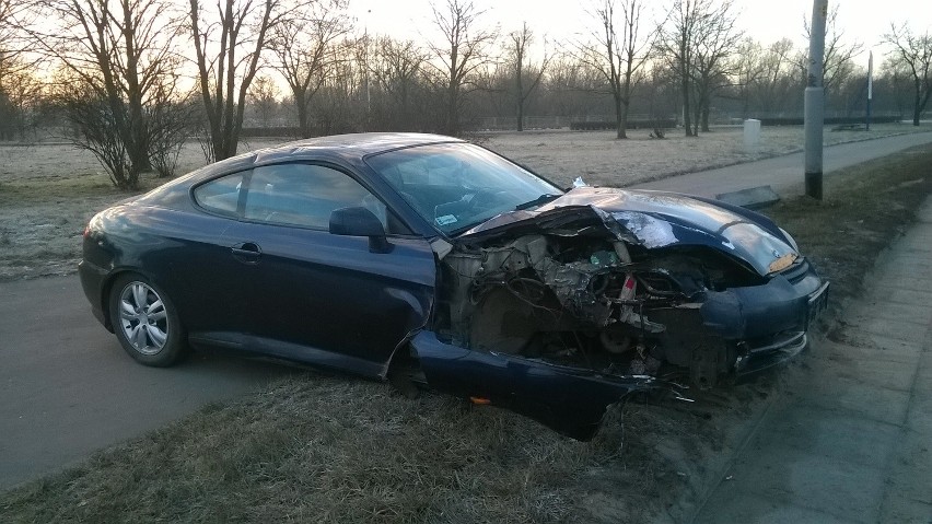 Auto uderzyło w latarnię na al. Sobieskiego (ZDJĘCIA)