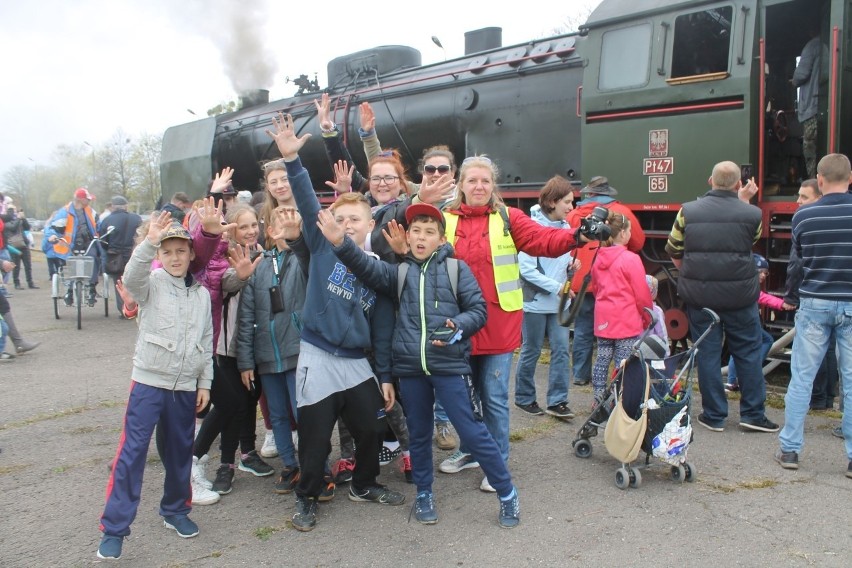 Tłumy mieszkańców przyszły na dworzec PKP w Unisławiu, a by...