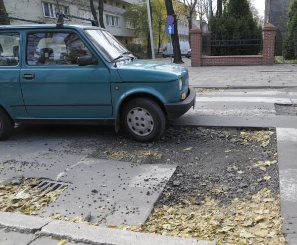Dziura na ulicy Czaplaka znajduje się dokładnie na przejścu dla pieszych. Drogowcy naprawią asfalt, jak poprawi się pogoda.