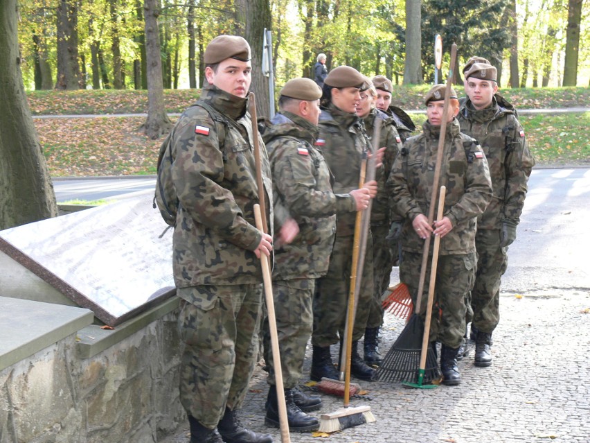 Sandomierscy terytorialsi porządkowali groby wojennych bohaterów w Sandomierzu i Opatowie (ZDJĘCIA)