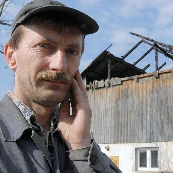 - Chcę odbudować spalony dom. Proszę o wsparcie - mówi Waldemar Kiciński.