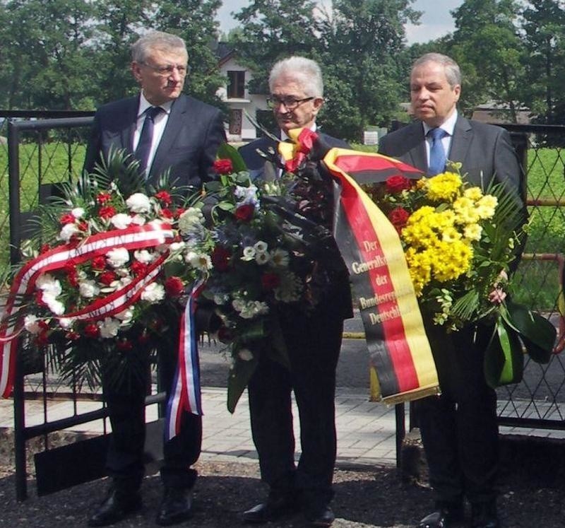 Brzeszcze Bór. Pamiętają o ofiarach karnej kompanii kobiet byłego niemieckiego obozu Auschwitz-Birkenau [ZDJĘCIA]