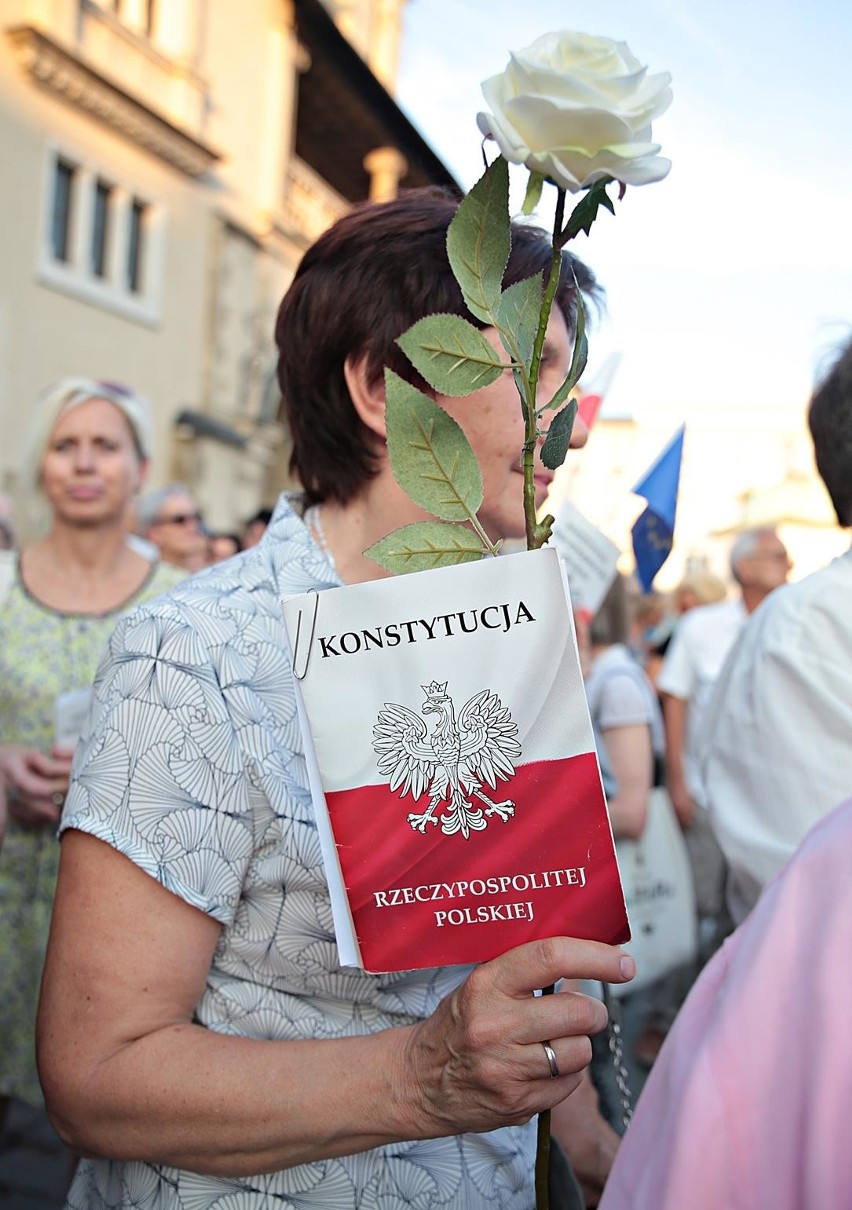 Na krakowskim Rynku znów zapłonęło światełko dla sądów [ZDJĘCIA]