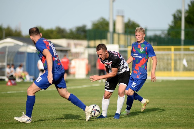 Czarni Jasło (na czarno - biało)rozbili 5:0 Bukowianką