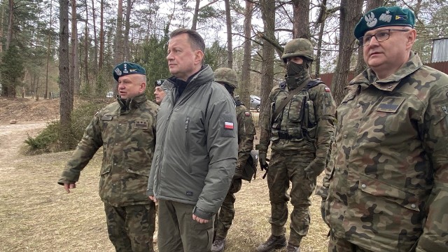 Mariusz Błaszczak spotkał się z żołnierzami stacjonującymi przy granicy polsko-białoruskiej i funkcjonariuszami Straży Granicznej.