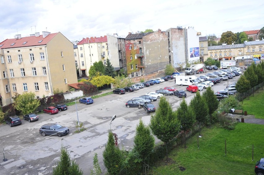 Parking przy Karmelickiej, gdzie mieszkańcy chcą mieć park