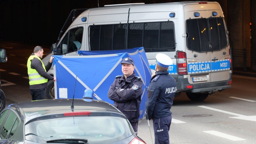 Kobieta spadła z wiaduktu kolejowego na ulicę. Nie żyje