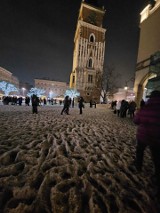 Zima w Krakowie. Place miasta, ulice, przystanki. Wszystko w śnieżnej brei